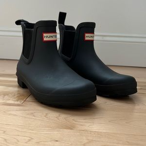 Hunter Chelsea Boots. Size 7.  Color: Black Ice. Worn less than 5 times.
